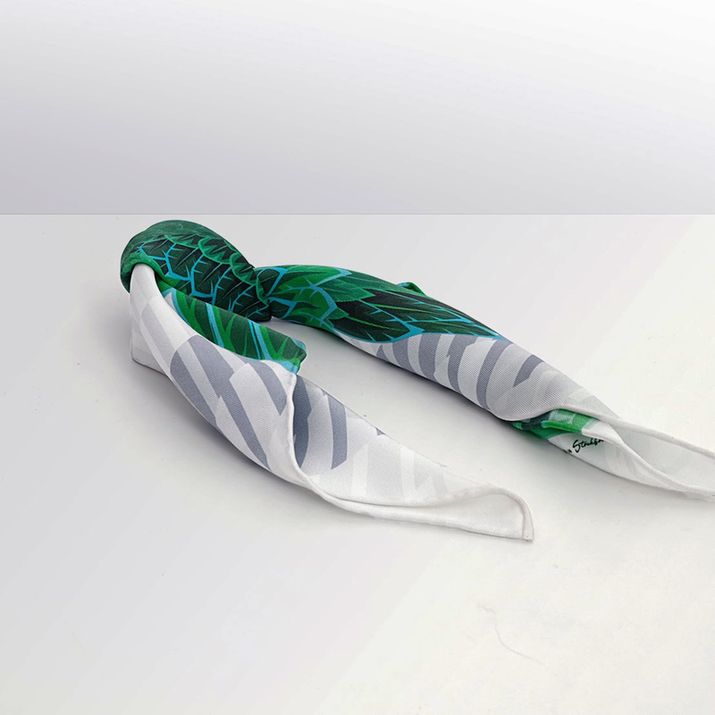 knuten Ljusgrå scarf med grön fågel fenix