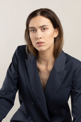 Guldhalsband med blixtberlock på kvinnlig modell