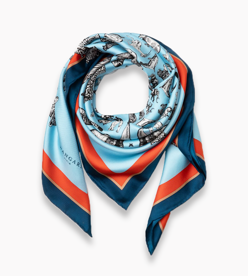 Blå scarf som visar hur den ser ut runt halsen