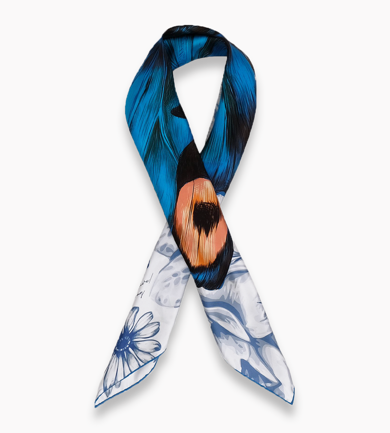Blå scarf med fjäril och blommor, som en slips