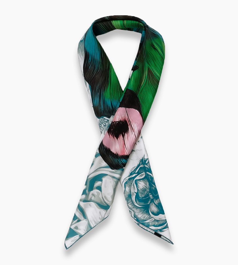 Blå-grön scarf med fjäril och blommor, vikt som en slips