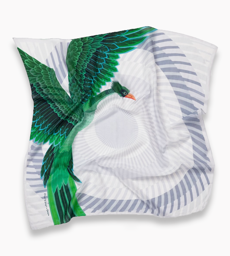 Ljusgrå scarf med grön fågel fenix, något twistad
