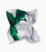 Ljusgrå scarf med grön fågel fenix, något ihopvikt