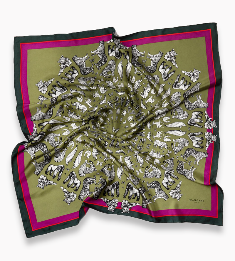 Grön och lila scarf med djurmotiv, något ihopvikt