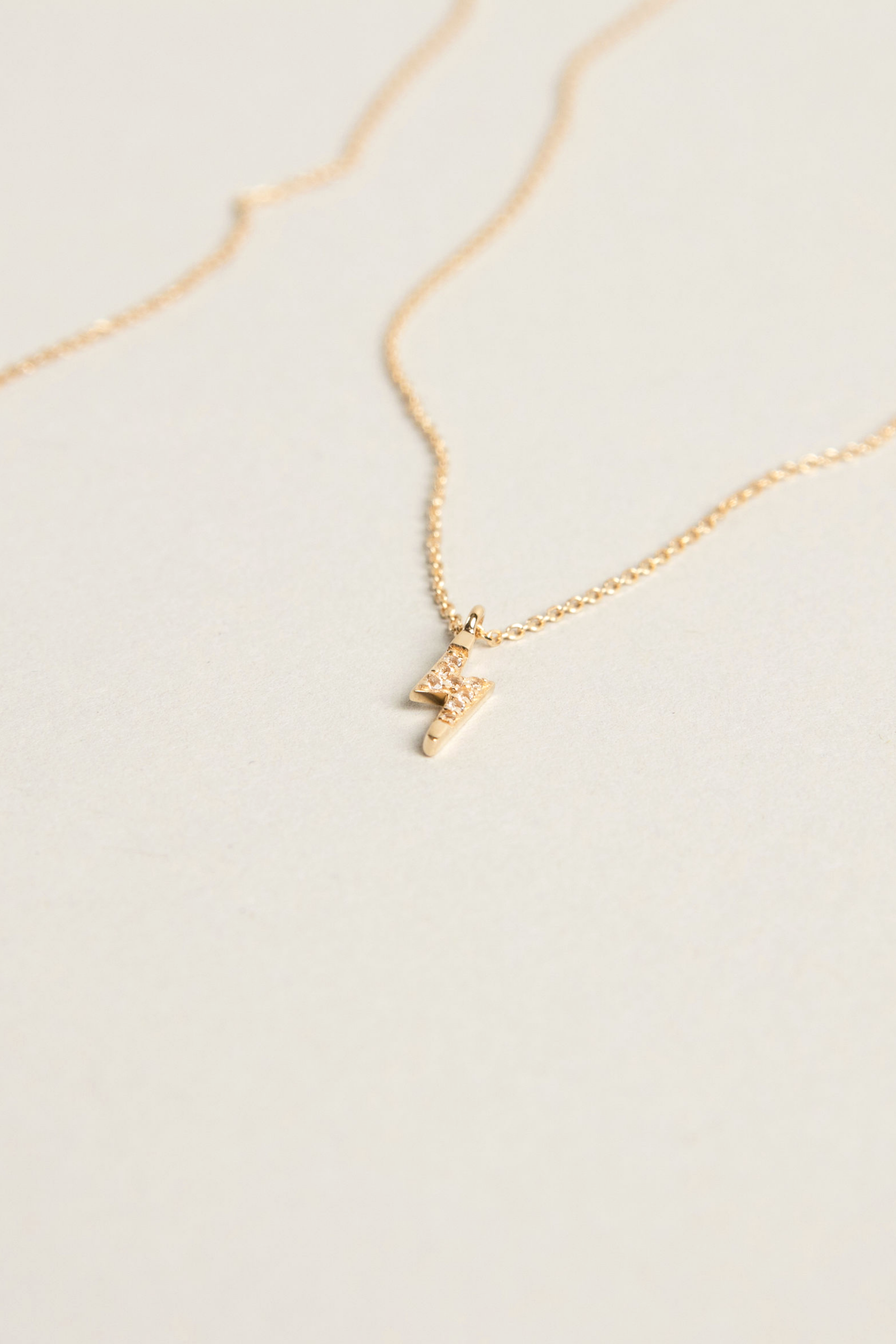 Guldhalsband med blixtberlock, närblick