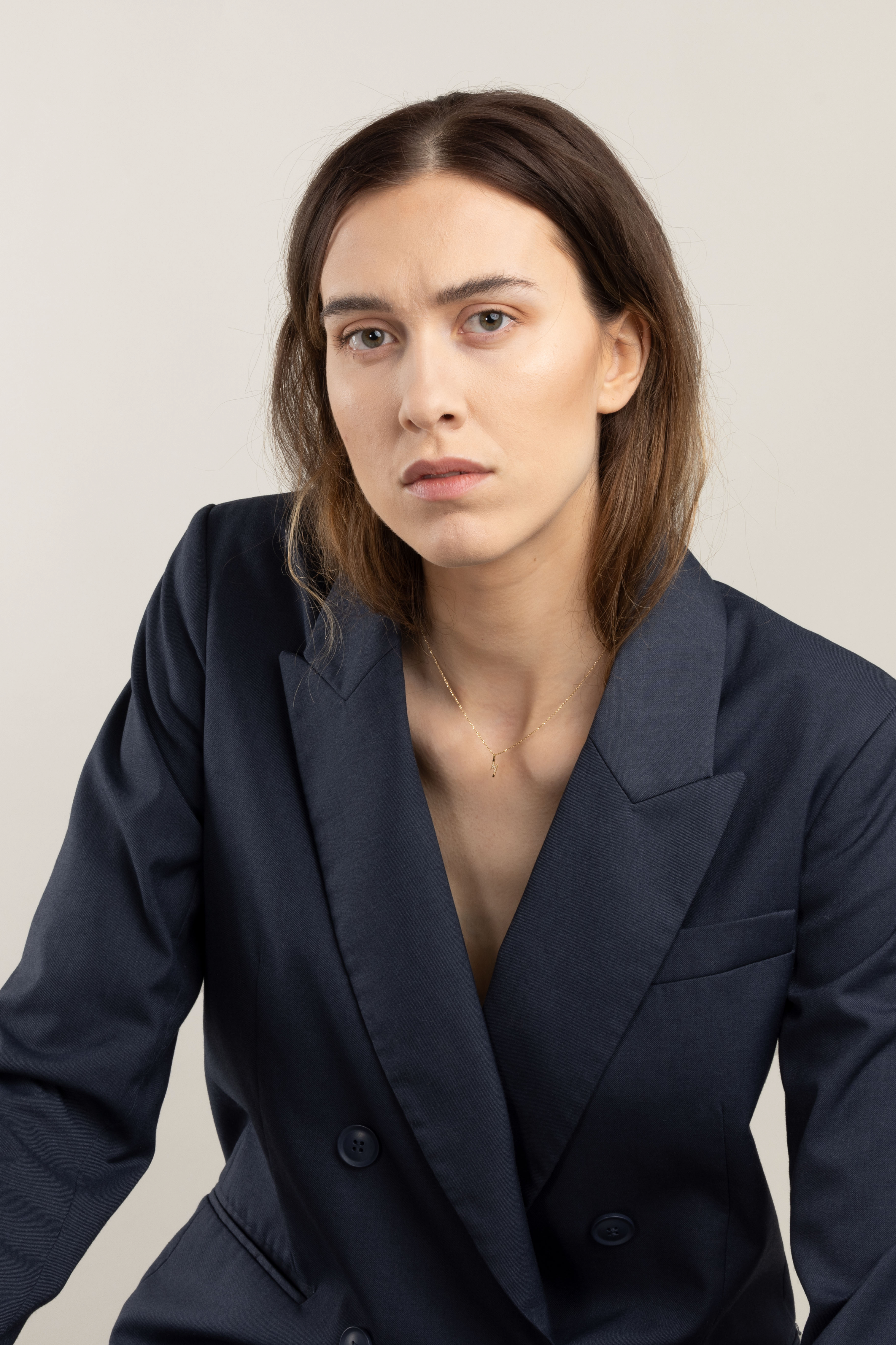 Guldhalsband med blixtberlock på kvinnlig modell